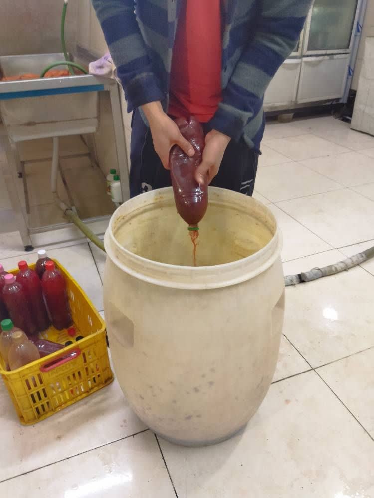 کشف و معدوم‌سازی ۷۳ لیتر انواع آبمیوه‌های سنتی فاقد شرایط بهداشتی توسط بازرسین بهداشت محیط